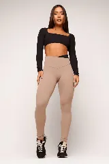 Top deportivo blanco de manga larga con escote cuadrado.