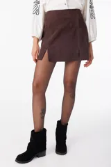 Minifalda marrón de cuero con tajo lateral.