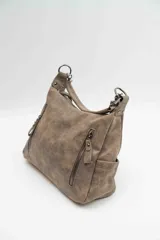 Bolso de mano de eco cuero en tono marrón topo con efecto desgastado. Posee cierre superior principal, múltiples bolsillos externos con cremallera y herrajes metálicos plateados oscuros.