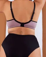 Soutien de lycra satinada color lila con detalle de puntilla elastizada negra en la parte superior de las copas, breteles elásticos regulables negros y broches en la espalda.