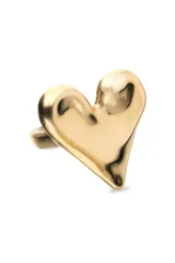 Anillo de aleación de metales bañado en oro 18k con dije principal en forma de corazón tridimensional y liso.