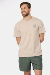Short de baño cargo color verde militar, de diseño liso con bolsillo lateral con tapa.