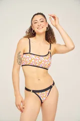 Conjunto de bikini color ocre, compuesto por un corpiño tipo top deportivo y una bombacha clásica.