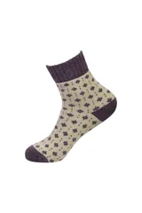 Medias de caña corta en color violeta con estampado de estrellas pequeñas en tono claro, confeccionadas en tejido de punto con puño elástico acanalado.