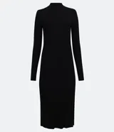 Vestido midi de manga larga y cuello alto, color verde militar, confeccionado en tejido acanalado.