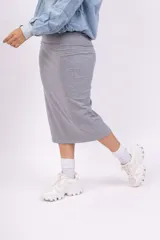 Pollera midi gris de tejido de punto acanalado, corte ajustado y cintura alta.