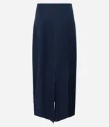 Pollera recta de largo midi en color azul marino, confeccionada en tejido de cambraia de algodón y lino. Presenta un bordado geométrico en color crema en el ruedo, cierre de cremallera y abertura central en la parte trasera.