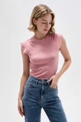 Musculosa de algodón color rosado, con cuello a la base, diseño al cuerpo y detalles de pequeños volados en las sisas.