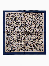 Pañuelo cuadrado de seda con estampado de leopardo en tonos beige, bordó y azul. Presenta un borde ancho en color bordó con un fino detalle de línea azul, ideal para usar como accesorio en el cabello o cuello.