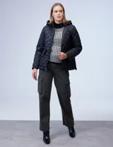 Campera capitoneada azul marino con capucha desmontable, cierre metálico central, bolsillos delanteros y avíos metálicos con logo de la marca Michael Kors.