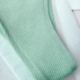 Bikini de dos piezas color verde agua, confeccionado en tela acanalada. La parte superior es de estilo triángulo con breteles finos, y la parte inferior es de tiro alto con corte clásico.