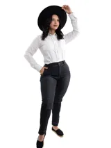 Pantalón de jean azul oscuro con corte ajustado, tiro alto y costuras a la vista.