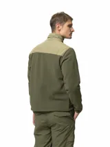 Campera de polar negro con paneles de nylon en el pecho, cuello alto, cierre frontal completo, bolsillo con cierre en el pecho y bolsillos laterales con cierre.