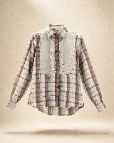 Camisa de algodón a cuadros en tonos vino, piedra y crudo, con pechera frontal decorada con puntillas y volados. Presenta cuello clásico, cierre frontal con botones y mangas largas con volumen sutil.