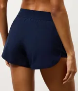 Short deportivo modelo runner con cintura elástica ancha y bajo redondeado. Presenta un diseño holgado y ligero, ideal para actividades físicas.