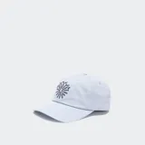 Gorra azul de algodón con logo de la marca bordado en verde en el frente.