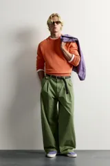Jersey relaxed fit de punto tejido en hilatura de algodón con cuello redondo, manga larga y efecto lavado. Presenta un pequeño bordado en el delantero y acabados en rib. Colección especial Fruit of the Loom x Zara.