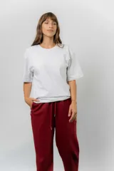 Remerón de algodón color beige, con diseño oversize, cuello redondo, mangas cortas amplias y hombros caídos.