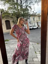 Vestido largo rojo con estampado paisley y geométrico, de manga corta, cuello en V y diseño acampanado con vuelo en el bajo.