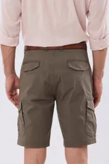Bermuda cargo de gabardina en color gris oscuro, corte recto, con bolsillos laterales con solapa y cierre de botones y cremallera.
