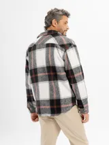 Sobrecamisa de franela con estampado de cuadros en tonos beige y marrón, con cierre frontal de botones y capucha integrada de color beige.