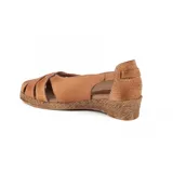 Sandalias de cuero marrón claro con cuña revestida en yute trenzado, diseño superior de tiras cruzadas y detalles texturizados.