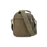 Morral de tela canvas color verde oliva, con correa regulable y asa de mano. Tiene dos bolsillos frontales con cierre, llavero exterior, bolsillos internos y bolsillo trasero con cierre.