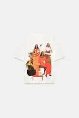 Remera oversize de algodón color crudo con cuello redondo y manga corta. Presenta una ilustración artística estampada y bordada en el frente que representa a un grupo de mujeres.
