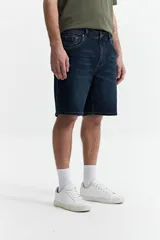 Bermuda de jean azul oscuro, corte regular, con presillas para cinturón.