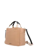 Cartera tipo tote Hush Puppies, color beige, confeccionada en poliéster reciclado. Cuenta con doble asa de mano en color negro y beige, correa ajustable y desmontable, cierre principal y logo de la marca en la parte inferior.