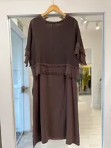 Vestido midi color marrón chocolate, de corte recto y largo midi, con una capa superior superpuesta de tejido de red y mangas cortas.