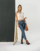 Bota de cuero vacuno color marrón, con interior forrado en corderito natural. Tiene suela de goma artesanal, punta cuadrada, cierre YKK en ambos lados y caña de 11cm.