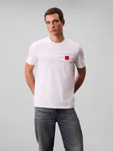 Remera de cuello redondo y manga corta, confeccionada en algodón. Presenta un estampado gráfico en el pecho con el logo de la marca, la frase 'since 1978' y 'new york city', junto a un cuadrado rojo central.