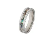 Anillo de acero plateado con esmaltado tornasolado. Diseño delgado y elegante.