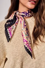 Bandana de poliéster con estampado paisley en tonos violeta, negro y blanco con detalles florales en rojo y verde.