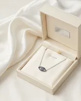 Collar de plata 925 con dije en forma de ojo decorado con circonias en tonos azules y blancos.