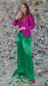 Pantalón de satén verde esmeralda, de corte palazzo.