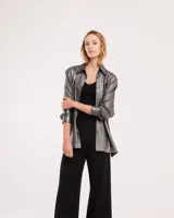 Pantalón de vestir negro de corte palazzo con elástico en la pretina trasera, cierre delantero y broche interno.