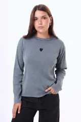 Remera de manga larga en tejido de algodón con textura acanalada, color gris azulado, con cuello redondo y un pequeño corazón bordado en el centro del pecho.