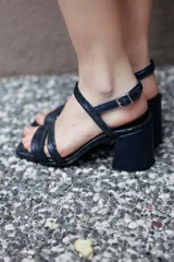 Sandalias de cuero azul con brillo, de horma cuadrada, doble tira delantera y ajuste con hebilla en la parte superior. Plataforma delantera de 1 cm y taco cuadrado de 8 cm.