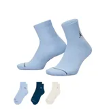 Pack de tres pares de medias Jordan de corte ankle, confeccionadas en tejido elástico y transpirable. Presentan el logo Jumpman bordado en el lateral y una línea de contraste en la puntera.