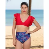 Conjunto de bikini compuesto por un top rojo con escote en V y volados en los hombros, y una bombacha de tiro alto con estampado botánico en tonos azules y rojos.
