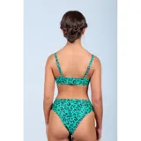 Bikini de dos piezas con estampado animal print en color verde y negro. El corpiño es de estilo triángulo con un aro decorativo en el centro y breteles finos. La bombacha es de tiro medio con corte clásico.