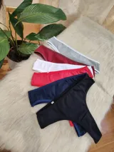 Pack de vedetinas confeccionadas en algodón suave, con diseño clásico y elástico en cintura y piernas. El set incluye variedad de colores lisos como negro, azul, rojo, blanco, bordó y gris.
