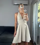 Vestido corto rojo con escote halter, espalda descubierta y falda acampanada.