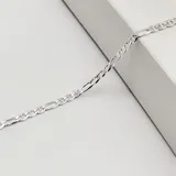 Pulsera de eslabones tipo figaro fabricada en plata 925, con acabado pulido brillante.