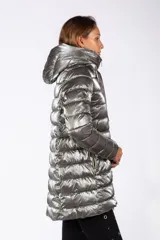 Campera puffer de corte largo con acabado metalizado, cierre frontal completo y capucha integrada con cordones ajustables.