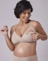 Soutien maternal de algodón con diseño de doble capa para mayor sujeción. Presenta detalles de puntilla en los bordes y breteles con broches funcionales para facilitar la lactancia.
