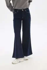 Pantalón jean negro de corte ancho.