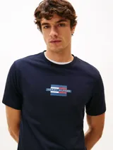 Remera de cuello redondo y manga corta, confeccionada en algodón, con el logo de la marca estampado en el centro del pecho.